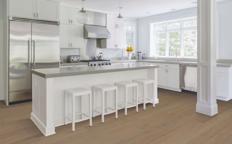 أرضيات الفينيل أو الأرضيات الخشبية في المنازل الجديدة